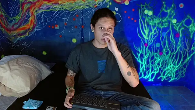 Snapshot of alan_dominat chatting on November 18, 2025, 12:37 am alan dominat online show from November 18, 2025, 12:37 am