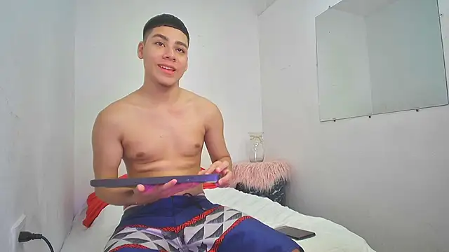 Lucastorrez01 online show from November 18, 2025, 6:17 am
