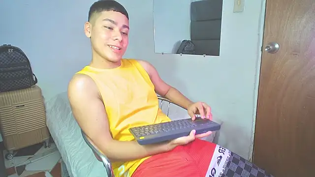 Snapshot of Lucastorrez01 chatting on November 16, 2025, 4:45 pm Lucastorrez01 online show from November 16, 2025, 4:45 pm