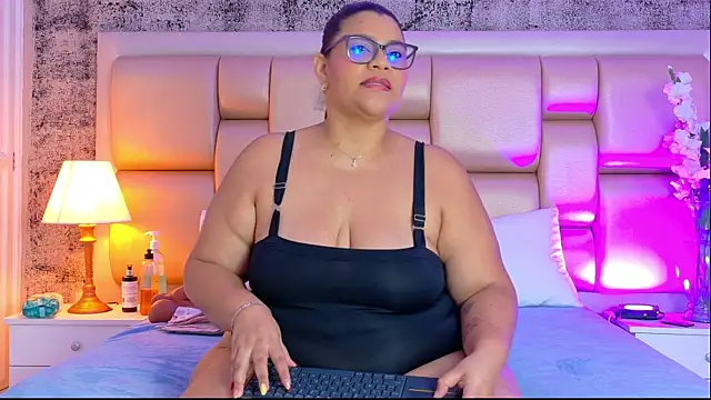 SelennaCooper online show from April 19, 2026, 11:44 am