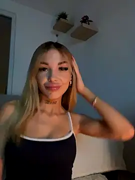 lunababy77 online show from November 24, 2025, 5:24 pm