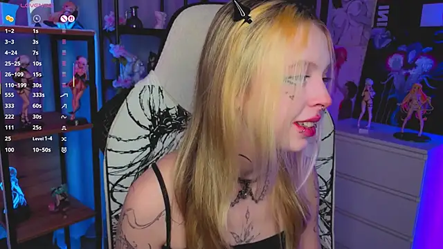 ElvenQueen online show from November 17, 2025, 4:11 pm