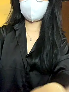 Hanni 22 online show from November 19, 2025, 8:47 am