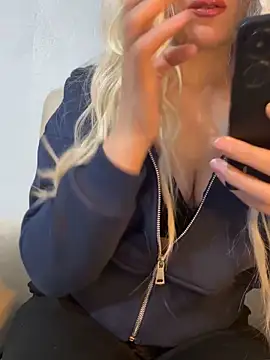 Snapshot of Manolya3434 chatting on November 17, 2025, 6:23 pm Manolya3434 online show from November 17, 2025, 6:23 pm