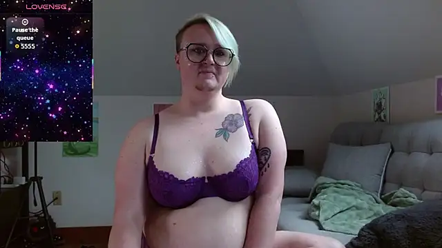 Snapshot of queerlyjaz chatting on May 9, 2026, 5:05 pm queerlyjaz online show from May 9, 2026, 5:05 pm