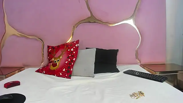 Aisha Leenss online show from December 15, 2025, 2:01 pm