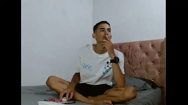 Snapshot of Alexx_and_Valentinoo chatting on November 18, 2025, 9:40 pm Alexx and Valentinoo online show from November 18, 2025, 9:40 pm