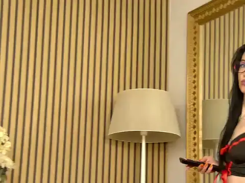 Snapshot of IvyCole chatting on December 4, 2025, 7:29 am IvyCole online show from December 4, 2025, 7:29 am