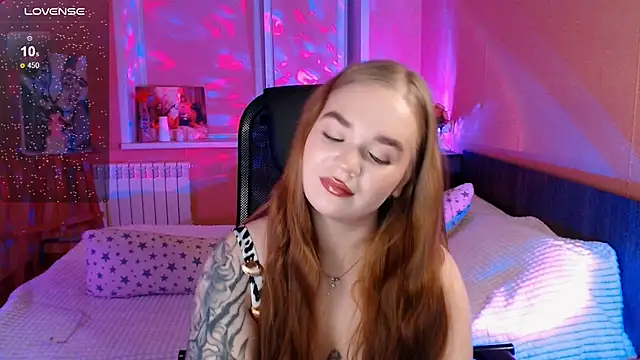 EmiRisse online show from November 25, 2025, 2:39 pm