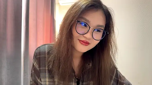 Snapshot of HoneyKitsu chatting on November 21, 2025, 8:35 am HoneyKitsu online show from November 21, 2025, 8:35 am