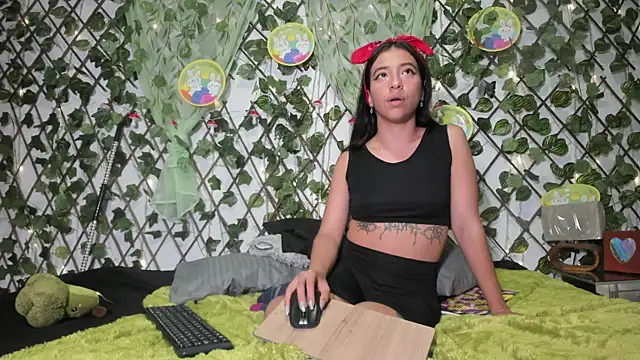 LittlePeach  online show from April 9, 2026, 11:05 am