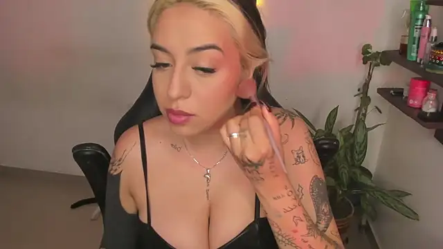 VeloraVyxen  online show from December 17, 2025, 12:43 pm