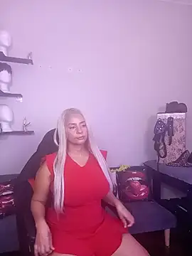 Snapshot of LaReineCleo chatting on July 16, 2026, 11:07 am LaReineCleo online show from July 16, 2026, 11:07 am