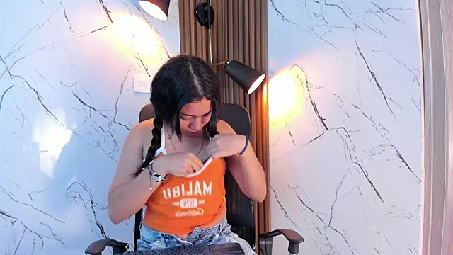 Snapshot of nina_belle_ chatting on November 19, 2025, 1:44 pm nina belle online show from November 19, 2025, 1:44 pm