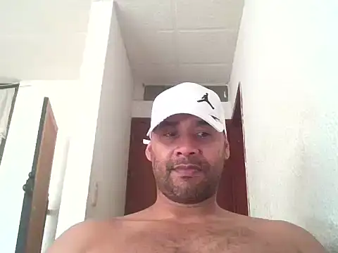 Snapshot of musclehetero chatting on May 5, 2026, 8:45 pm musclehetero online show from May 5, 2026, 8:45 pm