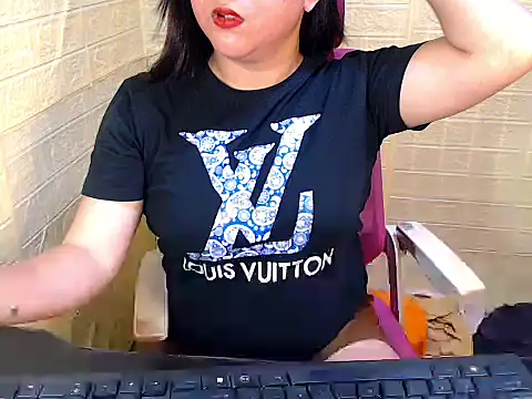 Snapshot of screwmelovexxx chatting on November 19, 2025, 1:44 pm screwmelovexxx online show from November 19, 2025, 1:44 pm