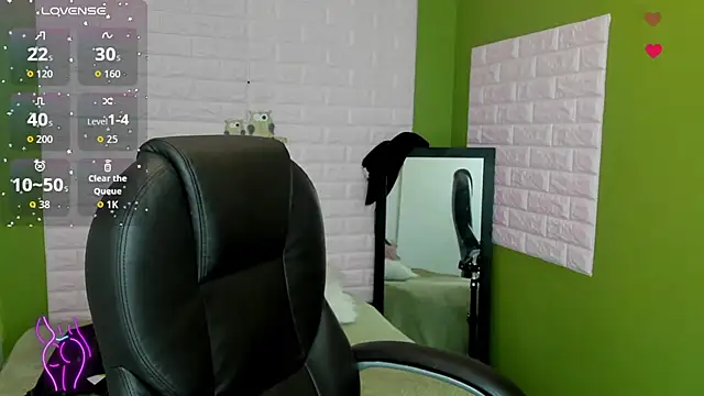 tommy cherry  online show from November 28, 2025, 3:56 pm