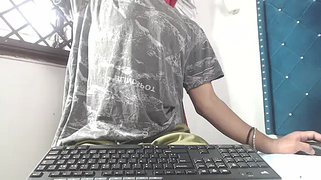 crissex3 online show from April 19, 2026, 3:35 pm