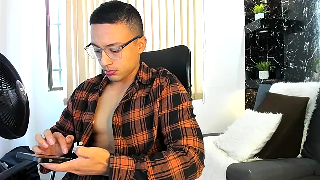 Snapshot of thomas_scot1 chatting on November 21, 2025, 1:21 pm thomas scot1 online show from November 21, 2025, 1:21 pm