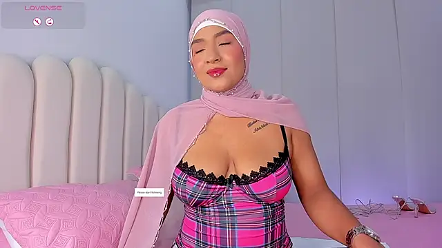 Amira-Zahra online show from June 17, 2026, 10:52 pm