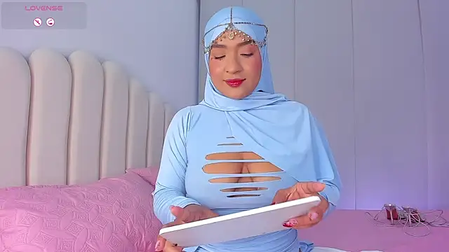 Amira-Zahra online show from June 24, 2026, 11:02 pm