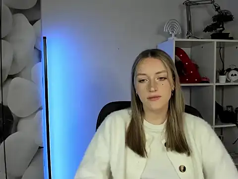 Snapshot of EvelynBlond chatting on November 24, 2025, 6:35 am EvelynBlond online show from November 24, 2025, 6:35 am