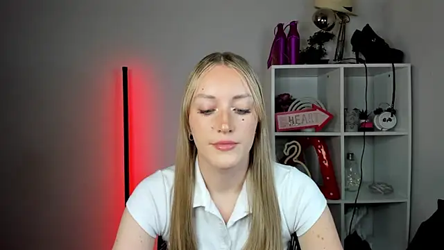 EvelynBlond online show from May 28, 2026, 1:06 pm