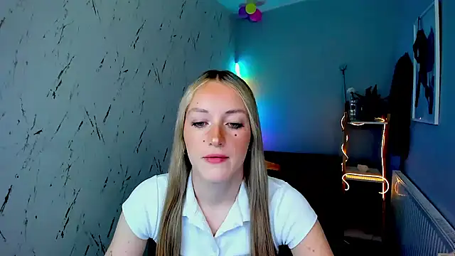 EvelynBlond online show from June 3, 2026, 10:49 am