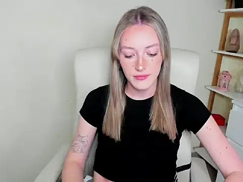 Snapshot of EvelynBlond chatting on November 28, 2025, 1:44 pm EvelynBlond online show from November 28, 2025, 1:44 pm