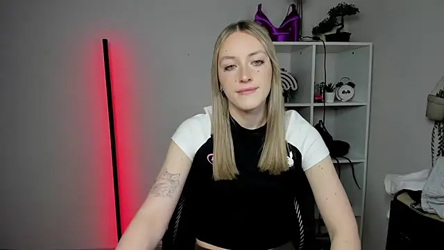 EvelynBlond online show from March 11, 2026, 6:29 am