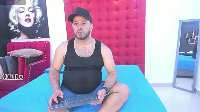 Snapshot of Christopher_Cruz_ chatting on December 16, 2025, 11:09 pm Christopher Cruz online show from December 16, 2025, 11:09 pm