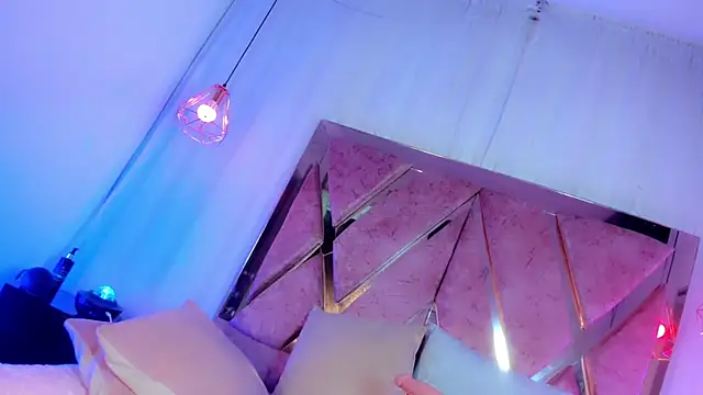 atenea taylor  online show from December 3, 2025, 4:57 am