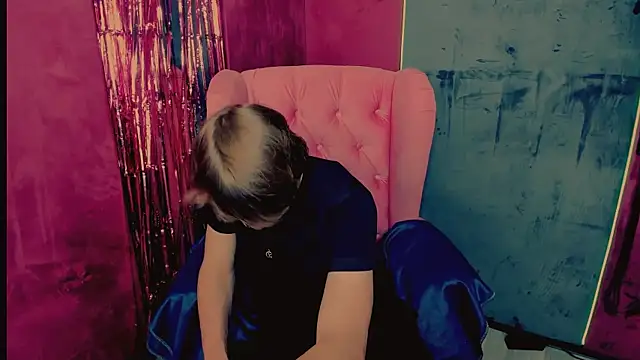 Snapshot of DonaldWoon chatting on December 17, 2025, 6:57 pm DonaldWoon online show from December 17, 2025, 6:57 pm