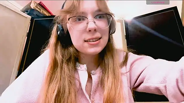 Snapshot of LouettaTornese chatting on December 4, 2025, 3:11 pm LouettaTornese online show from December 4, 2025, 3:11 pm