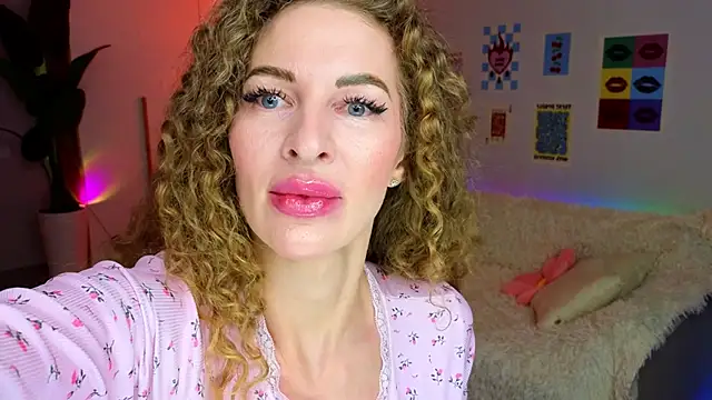 Anna  Herrera online show from February 18, 2026, 7:21 pm