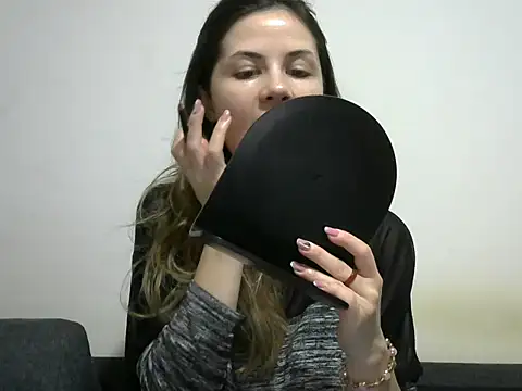 Snapshot of Erii18 chatting on November 28, 2025, 11:21 am Erii18 online show from November 28, 2025, 11:21 am