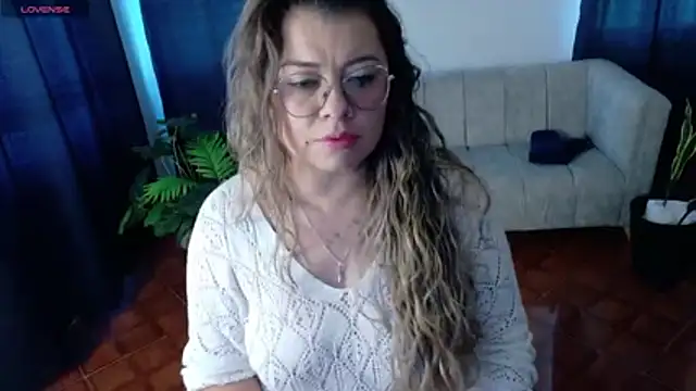 Snapshot of MacarenaSilva chatting on November 25, 2025, 9:15 pm MacarenaSilva online show from November 25, 2025, 9:15 pm