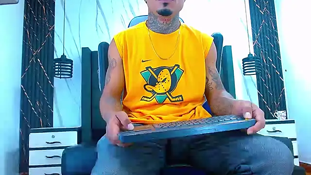 Hot Latino x online show from February 19, 2026, 12:35 pm