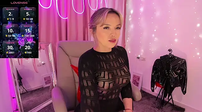 Snapshot of HikariWen chatting on December 5, 2025, 5:44 pm HikariWen online show from December 5, 2025, 5:44 pm