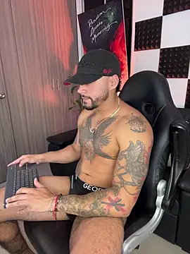 Snapshot of NikoHank chatting on November 25, 2025, 4:24 am NikoHank online show from November 25, 2025, 4:24 am