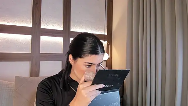 SarhaVega online show from March 30, 2026, 1:12 pm