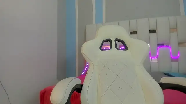 mask red girl online show from February 13, 2026, 12:38 pm