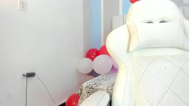 mask red girl online show from February 23, 2026, 12:39 pm