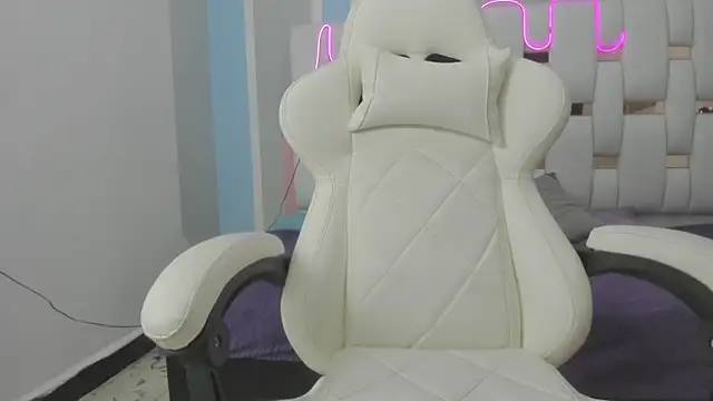 mask red girl online show from December 15, 2025, 1:50 pm