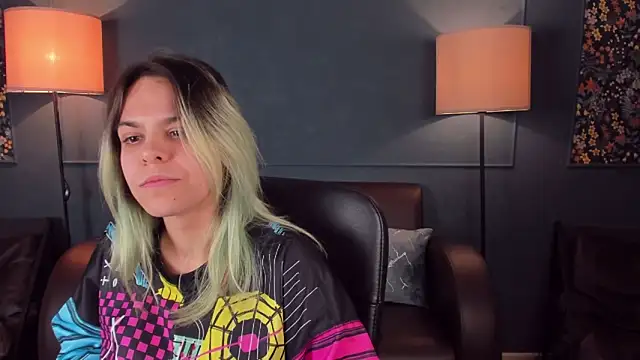 Snapshot of LiraBelle chatting on November 22, 2025, 4:44 am LiraBelle online show from November 22, 2025, 4:44 am