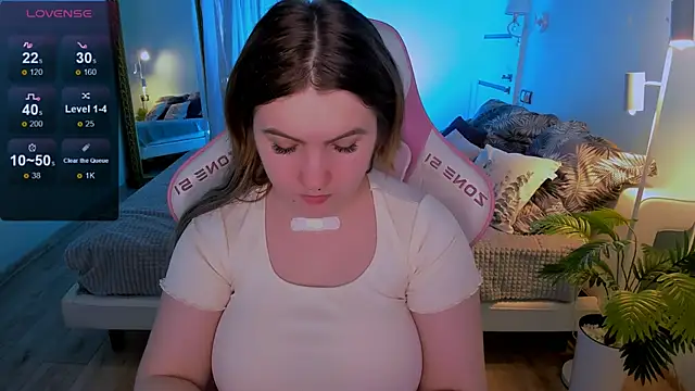 lovelyy julia online show from April 21, 2026, 8:21 am