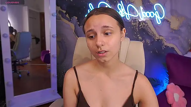 Snapshot of TinyNatalie chatting on July 26, 2026, 8:38 pm TinyNatalie online show from July 26, 2026, 8:38 pm