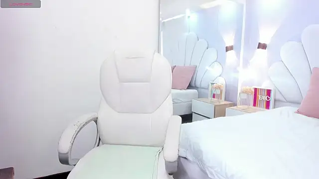 thalia nichols online show from March 14, 2026, 8:37 pm