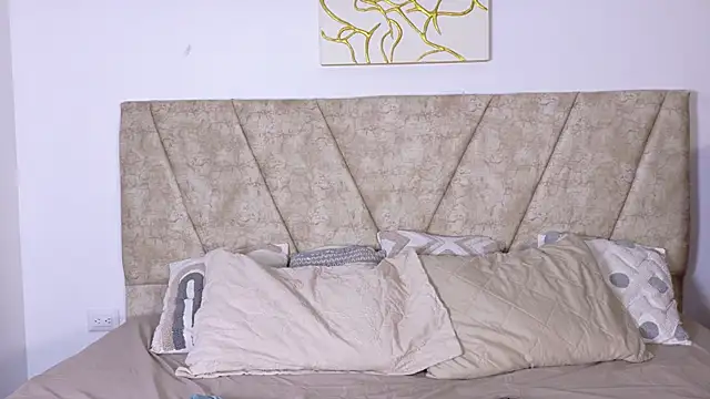 MiaBlumm  online show from December 2, 2025, 11:45 am