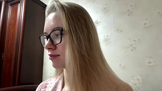 Snapshot of MichikoWienandt chatting on December 2, 2025, 5:31 am MichikoWienandt online show from December 2, 2025, 5:31 am